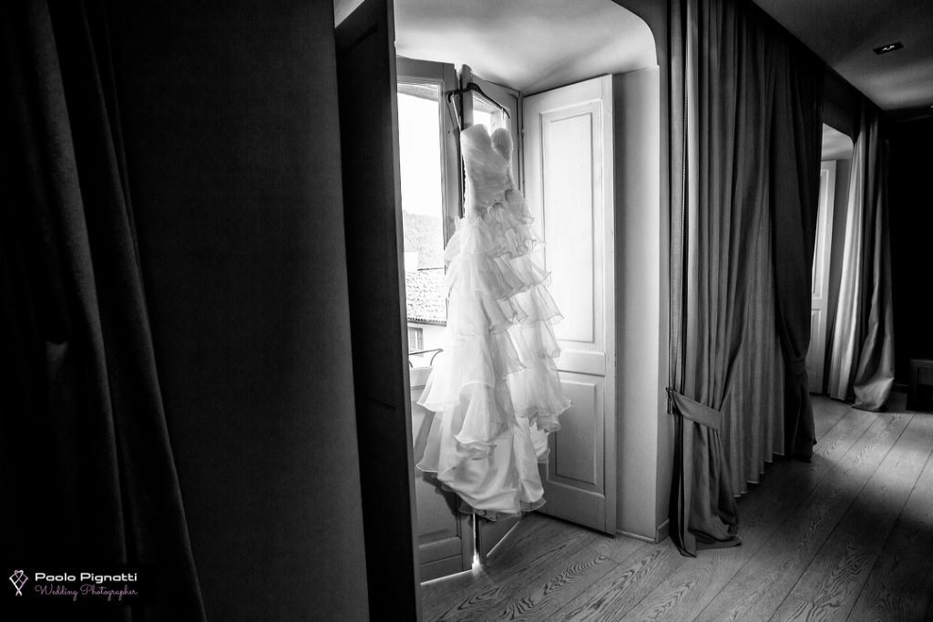 Abito sposa appeso a una finestra