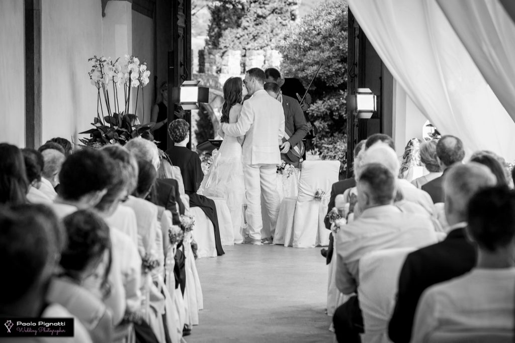 Il bacio degli sposi appena sposati