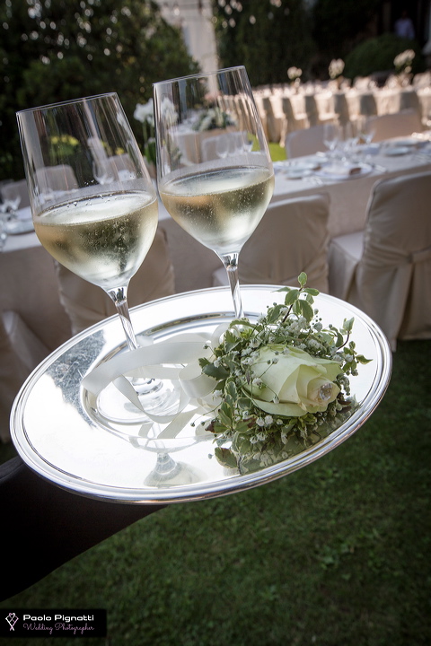 Coppia di calici di vino con una rosa