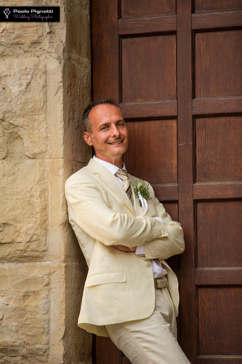 Sposo appoggiato al portone