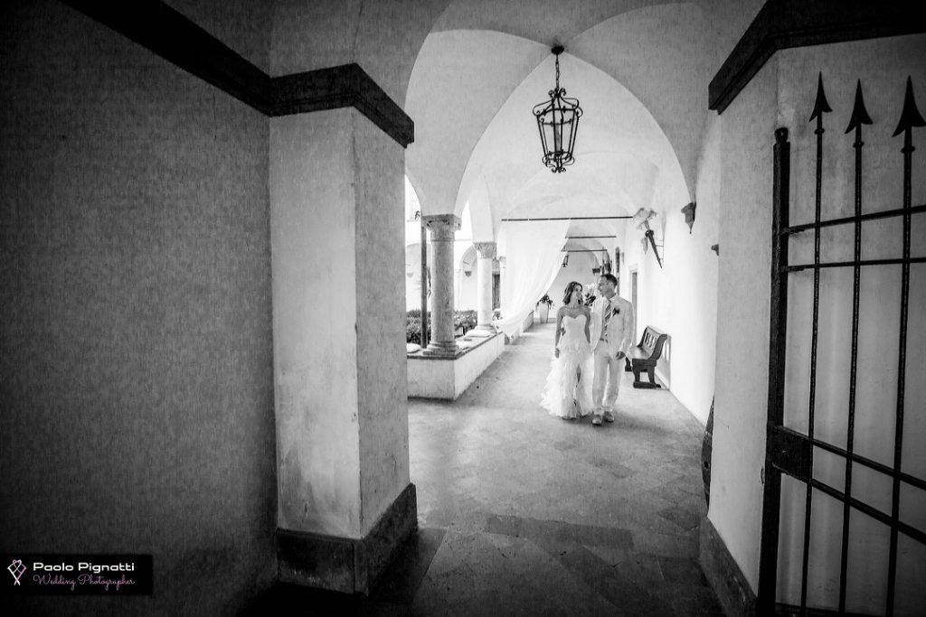 Coppia di sposi che camminano dentro il Castello degli Angeli
