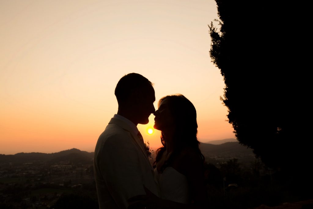 Coppia che si guarda negli occhi al tramonto