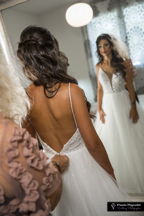 sposa-allaccia-vestito