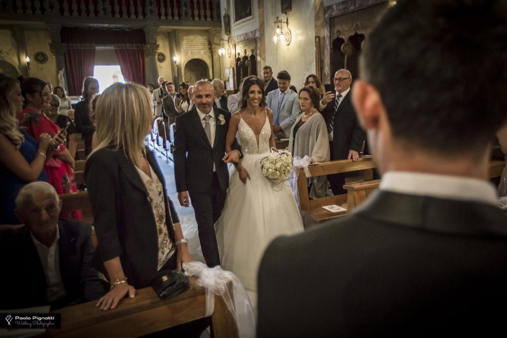sposa-che-arriva-altare