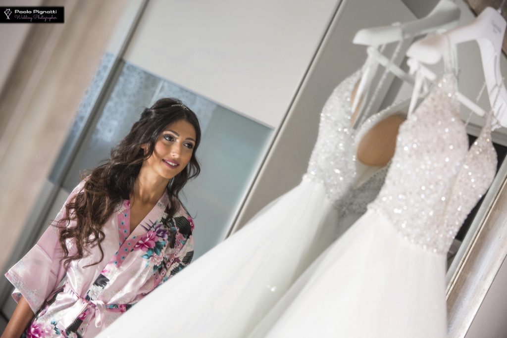 sposa-che-guarda-il-vestito-da-sposa