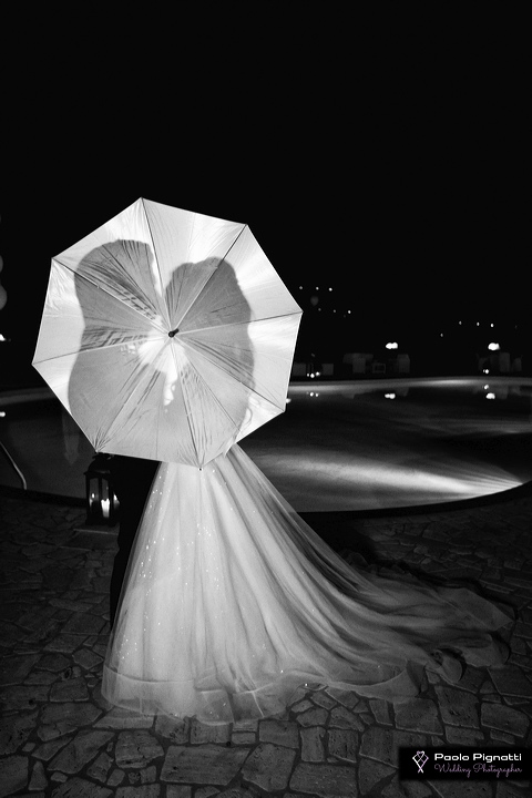 sposi-con-ombrello-bianco