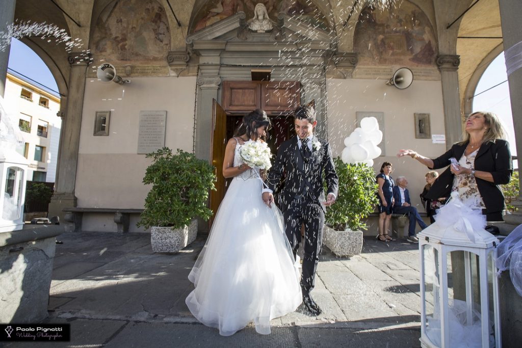 sposi-fuori-chiesa-riso