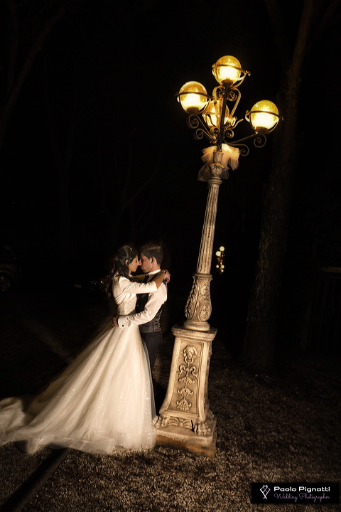 sposi-vicono-lampione-luce