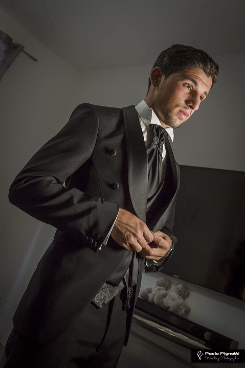 sposo-che-allaccia-il-vestito