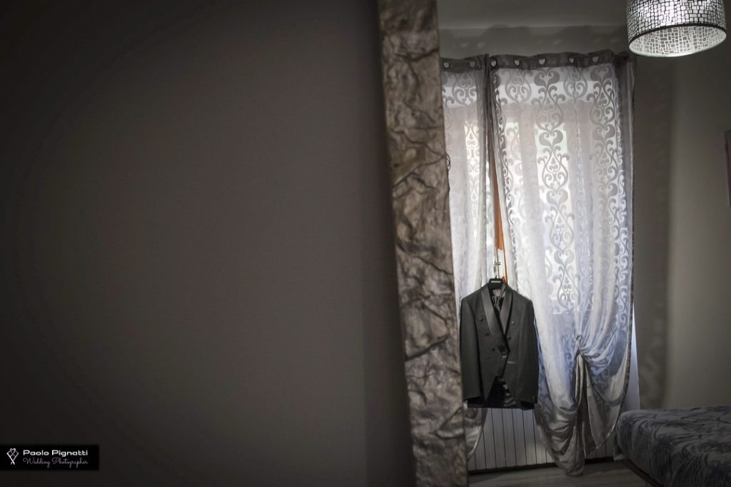 vestito-sposo-allo-specchio